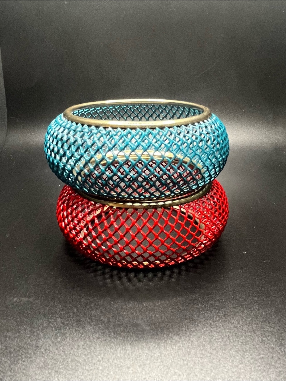 Vintage mesh bangle bracelet lot red and turquoise metal openwork bangles - Picture 2 of 6